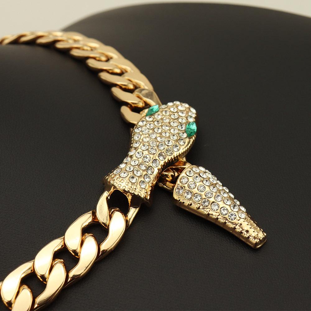 Elegant Short Diamond-Studded Green Snake Head Choker with Adjustable Magnetic Clasp