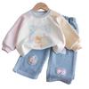 Mädchen Herbst Farbblock Bär Sweatshirt & Bestickte Weitbein-Jeans Set