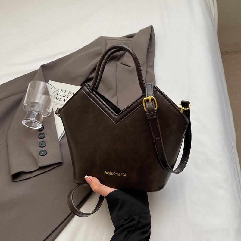 

Retro fashion PU contrasting color underarm bucket bag 2025 autumn and winter new trendy high-end texture commuter shoulder messenger bag