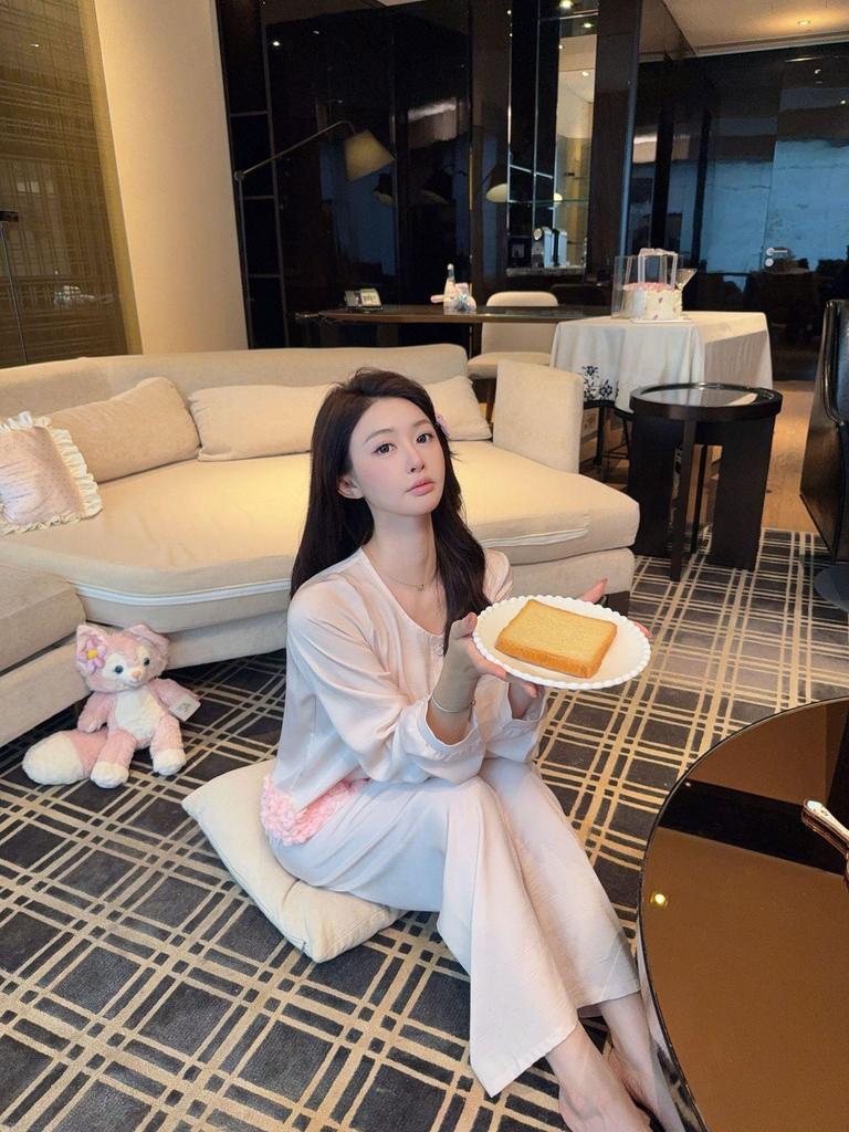 Women's Pink Floral Ice Silk Pajama Set for Fall/Winter - Sweet, Cute, and Suitable for Outdoors.