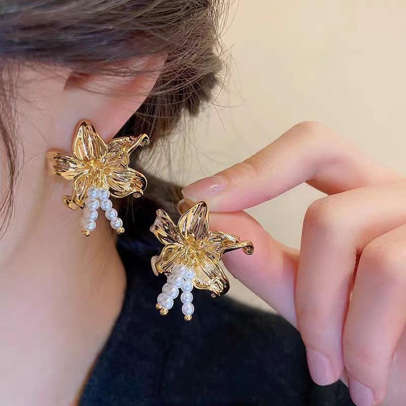 Retro light luxury pearl flower fashion earrings femininity high sense atmosphere stud earrings versatile personality earrings