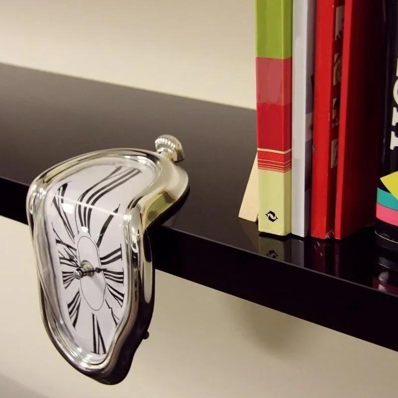 Creative Seat Style Twisted Clock Melting Personality Roman Numerals Clocks Soft Decoration of Living Room Modern Home Design