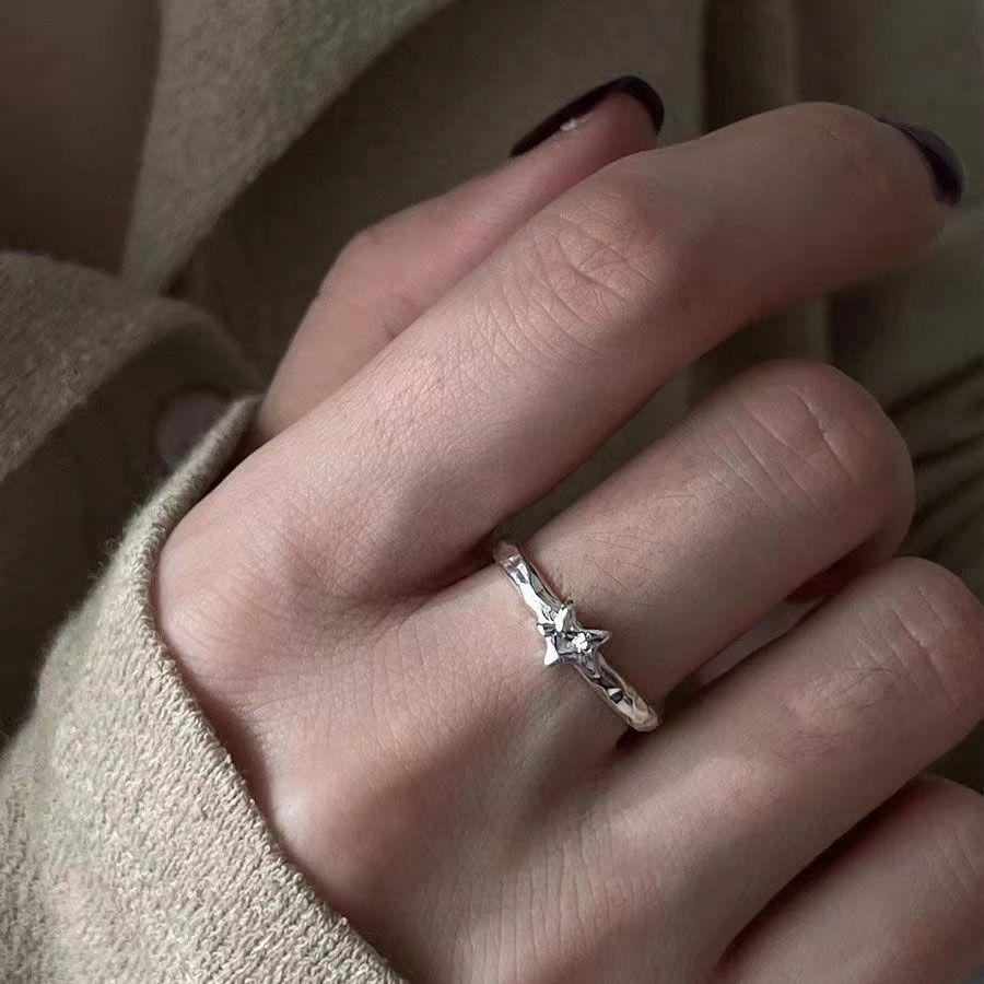 Inel Stea cu Cinci Colțuri pentru Femei - Lux Lejer, Design Coreean High-End, Bandă Argintie pentru Degetul Arătător, Perfect pentru Studente.