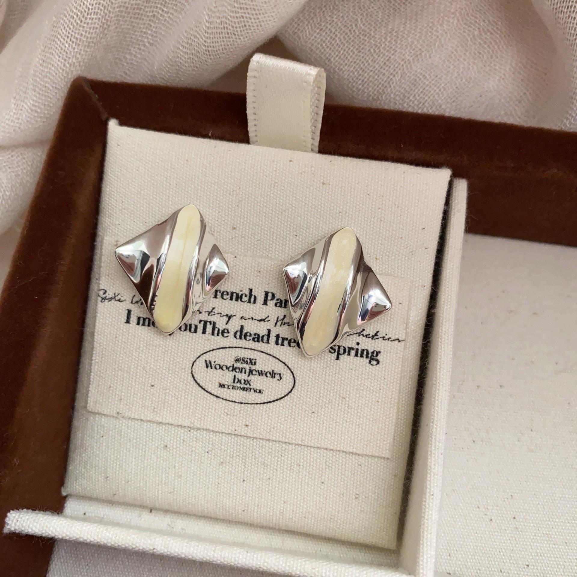 Personalized Oil Dripping Petal Stud Earrings Light Luxury Design Earrings Light Luxury Simple Exquisite Temperament Flower Earrings