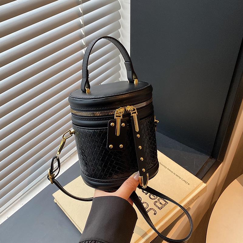 

High sense niche mini bag women s summer new fashion messenger bag portable bucket bag чёрный