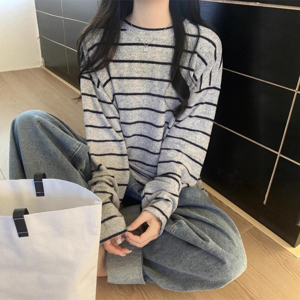 Grey striped long-sleeved T-shirt women's early autumn new Korean lazy style loose and thin age-reducing casual crew neck top
