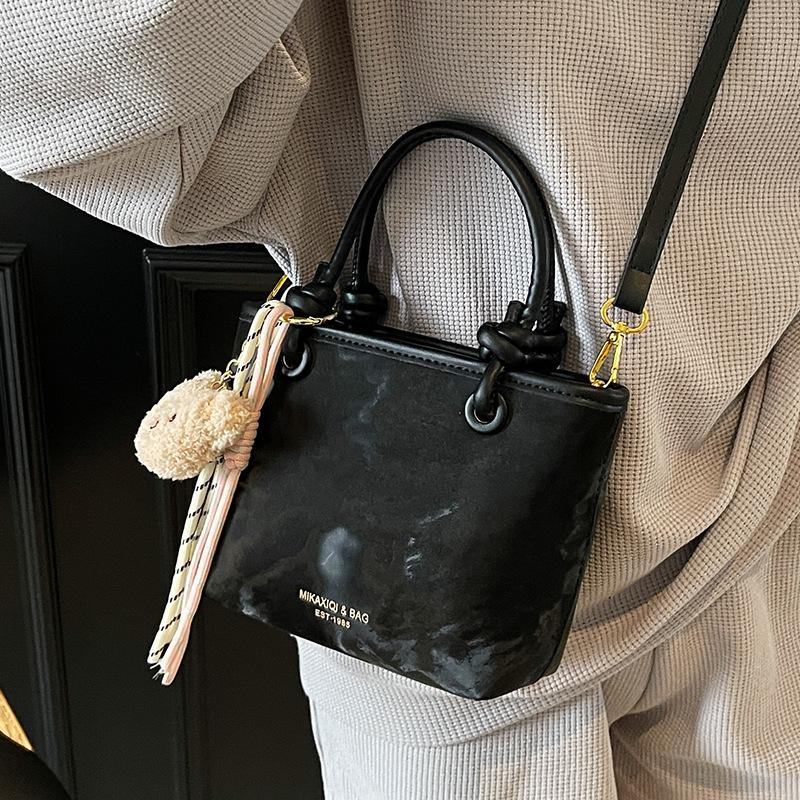 Korean version ins trendy personality contrasting colors casual hand carrying bucket bag fashion high sense versatile temperament messenger bag woman