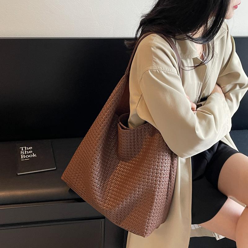 Niche retro high-end underarm commuter bag women's bag 2025 new woven tote bag fashion shoulder bag