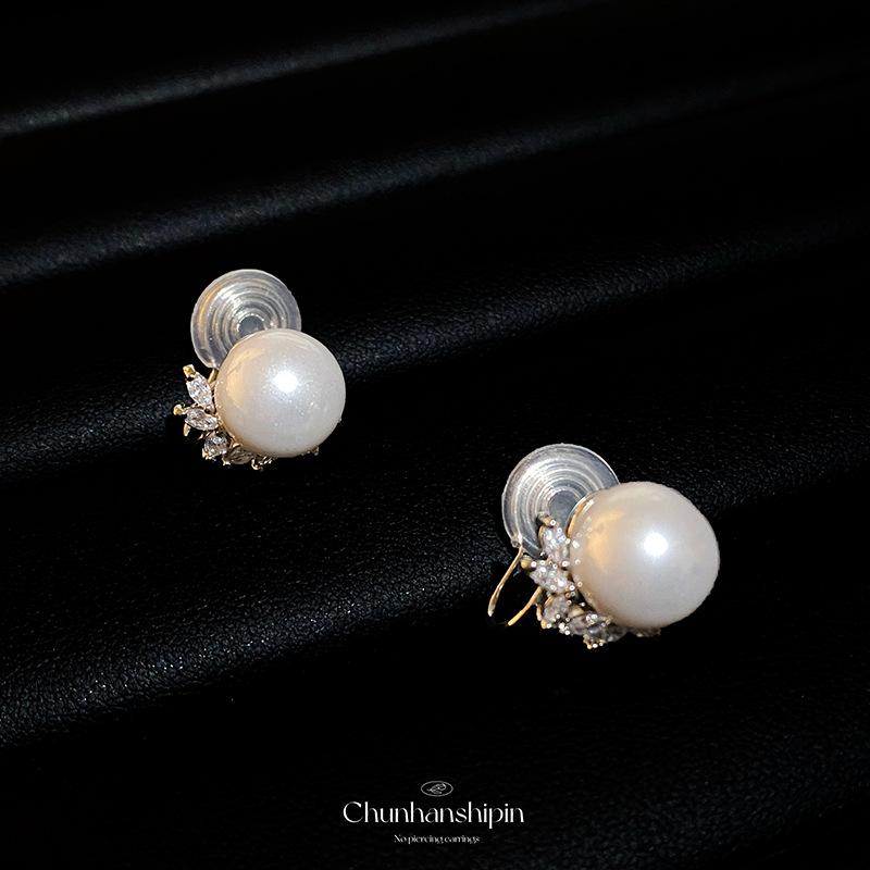 French irregular leaf pearl stud earrings light luxury high-end sense earless earrings new mosquito coil disc ear clips temperament