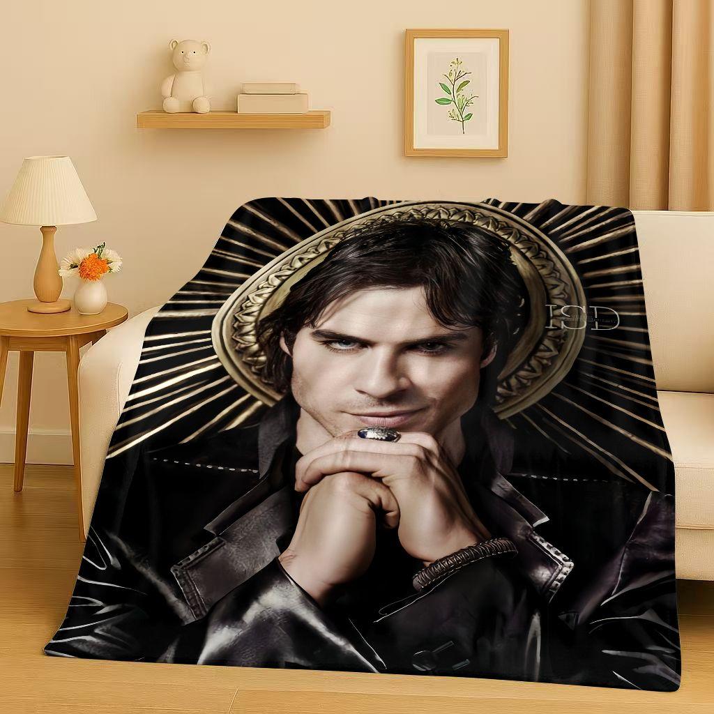 

Класична фланелева ковдра Damon Salvatore з серіалу Щоденники вампіра, надзвичайно м який теплий плюшевий плед для дому, спальні, ліжка, дивана, для дітей 75x90cm