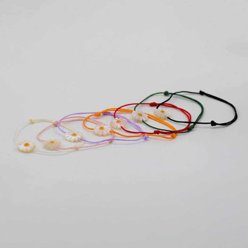 Modernes Alltags-Gänseblümchen-Seidenarmband