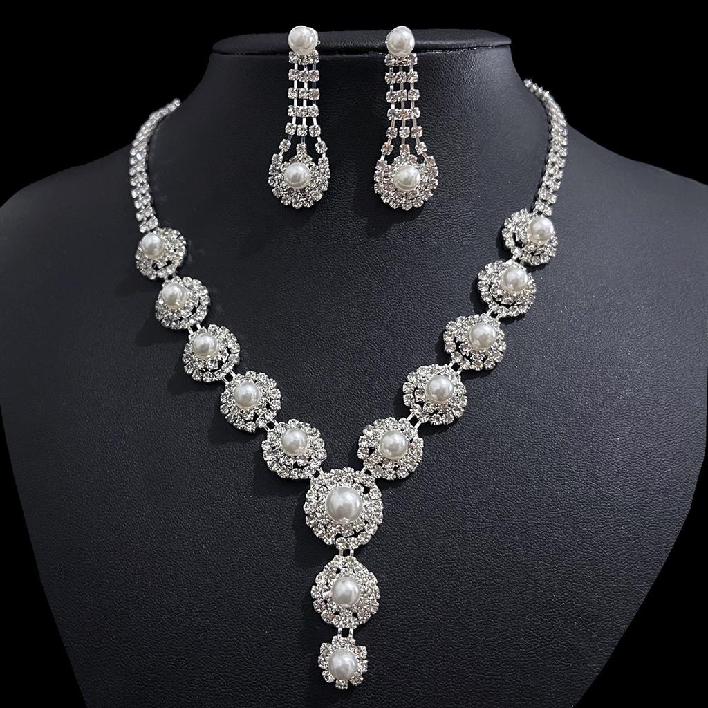 Bridal Accessories, New European and American Round Pearl Light Luxury V-Neck Claw Chain Necklace Earrings Set Wedding Set