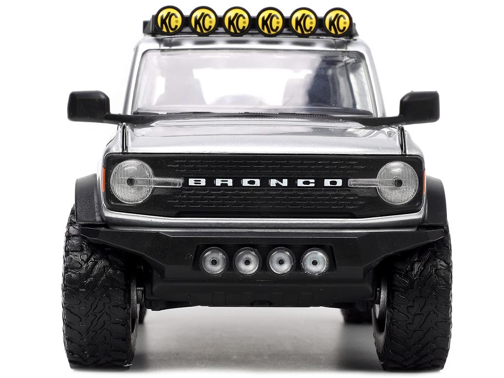 JADATOYS JUST TRUCKS WHEELS 2021 FORD BRONCO KC HILITES Diecast Car 33852 124 w/RACK &