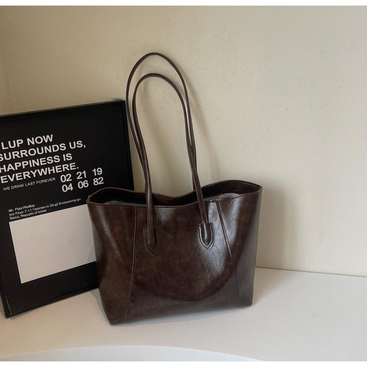 

Retro solid color bag women s bag spring and summer new large capacity tote bag hand-held armpit bag shoulder bag commuter bag темно-коричневого кольору