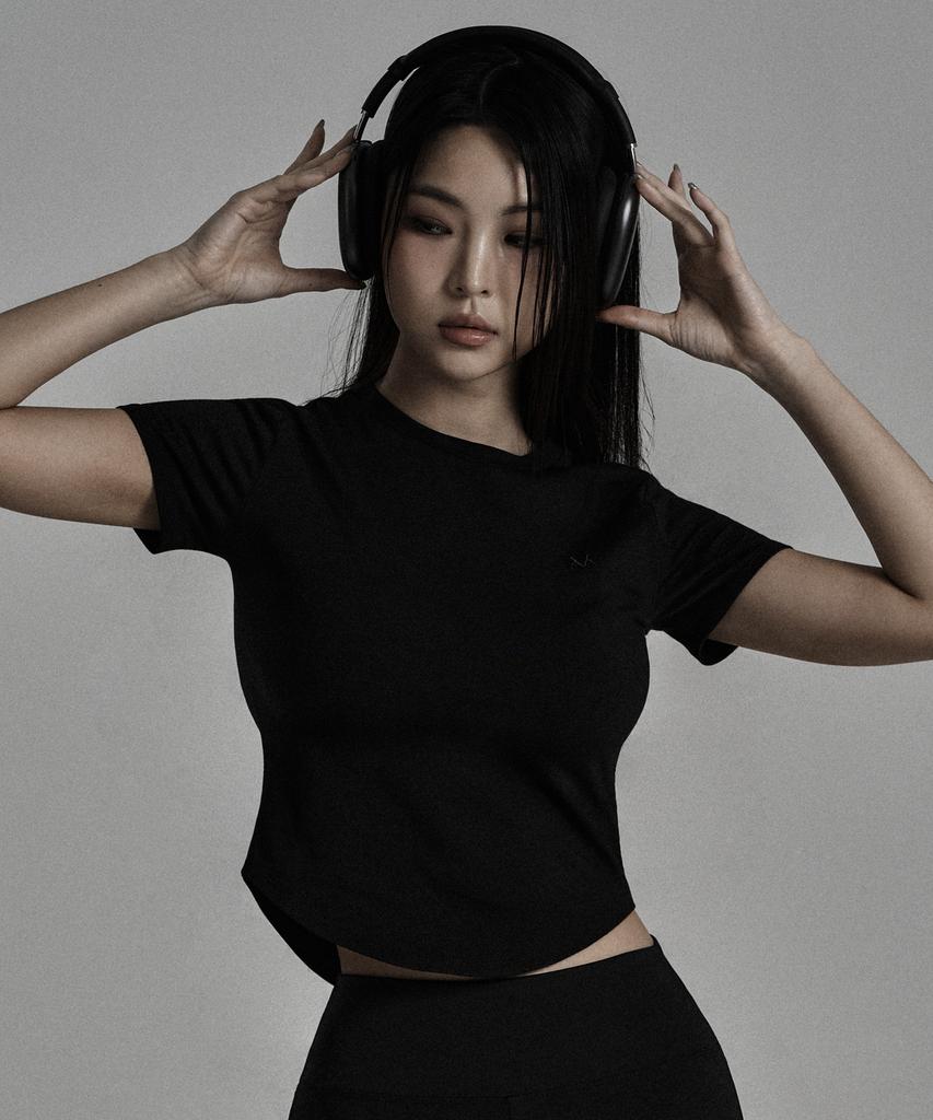 JELEVE Symbol Embroidered Crop Short Sleeve [Black]