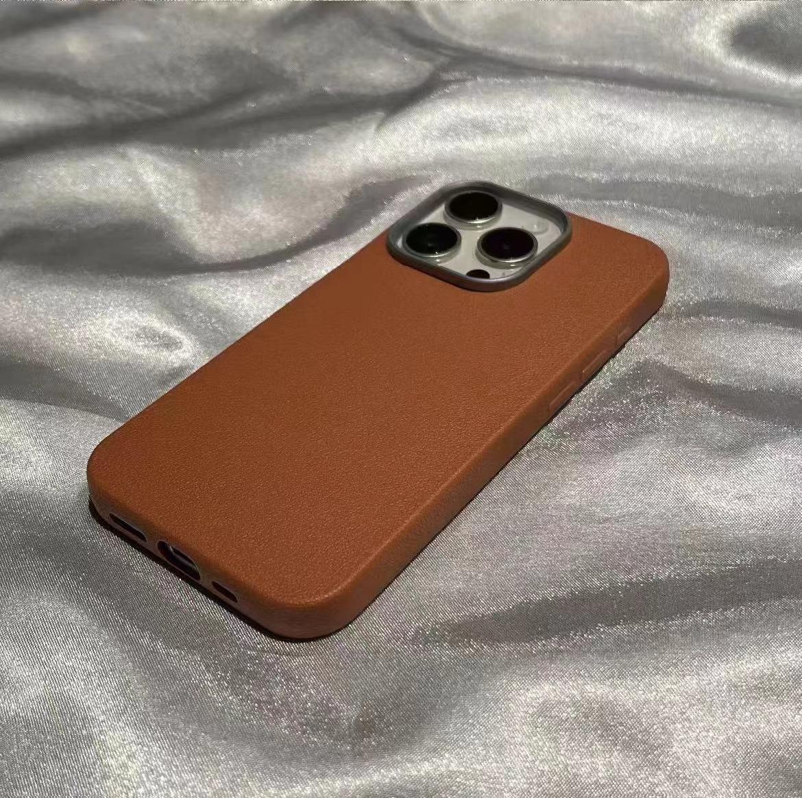 

Роскошный матовый кожаный чехол для iPhone 16 15 14 Plus 13 12 11 Pro Max XS Max XR Защита объектива Противоударный силиконовый чехол For iphone 15Pro max коричневый