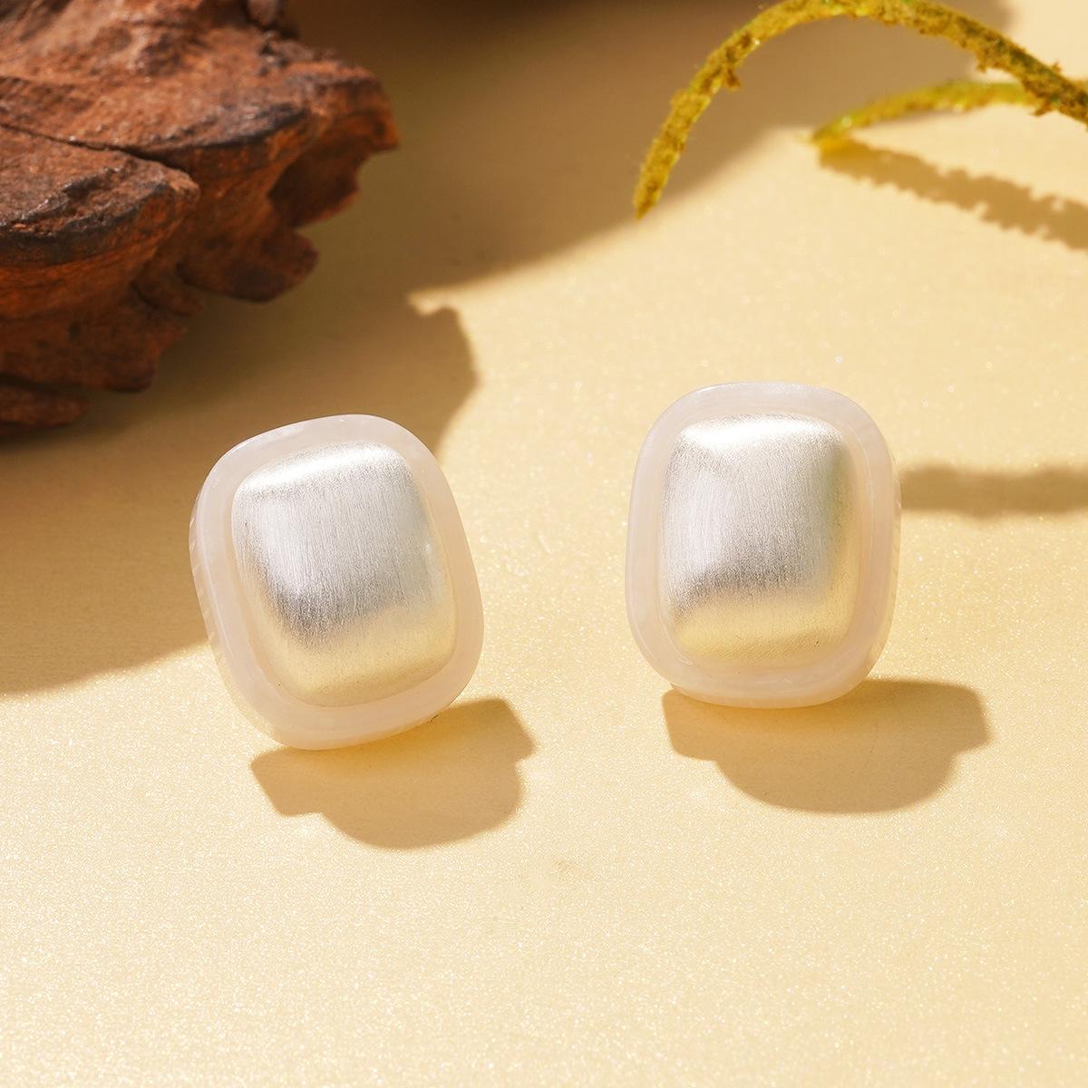 

Simple champagne pearl high-end square stud earrings temperament small sugar cube earrings silver needle light luxury earrings spring and summer