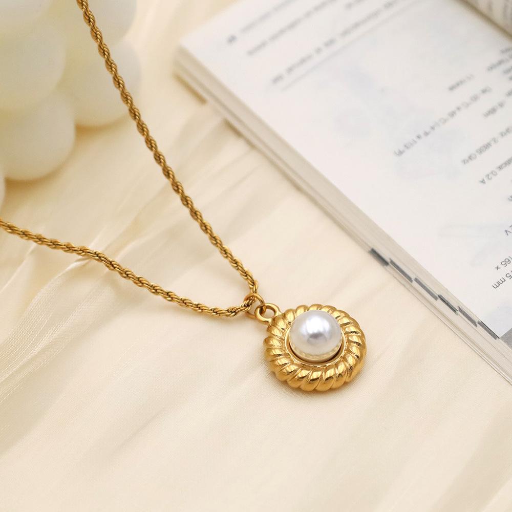 French Retro Vacuum Plated Stainless Steel Pearl Pendant Collarbone Chain Twist Edge Inlaid Pearl Necklace Jewelry Women