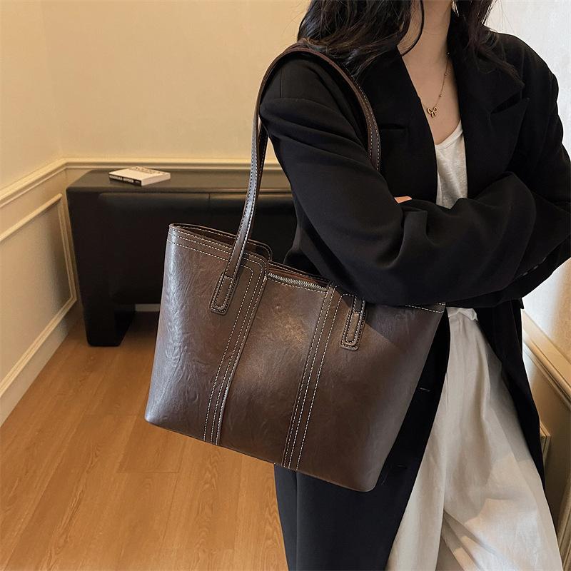 Large capacity bag Women's trendy fashion commuter shoulder bag High sense versatile hand carry tote bag