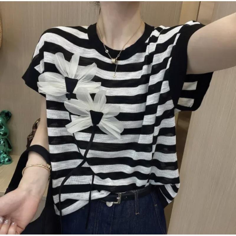 Design sense flower knitted sweater women's popular age-reducing top this year, fresh and thin T-shirt base