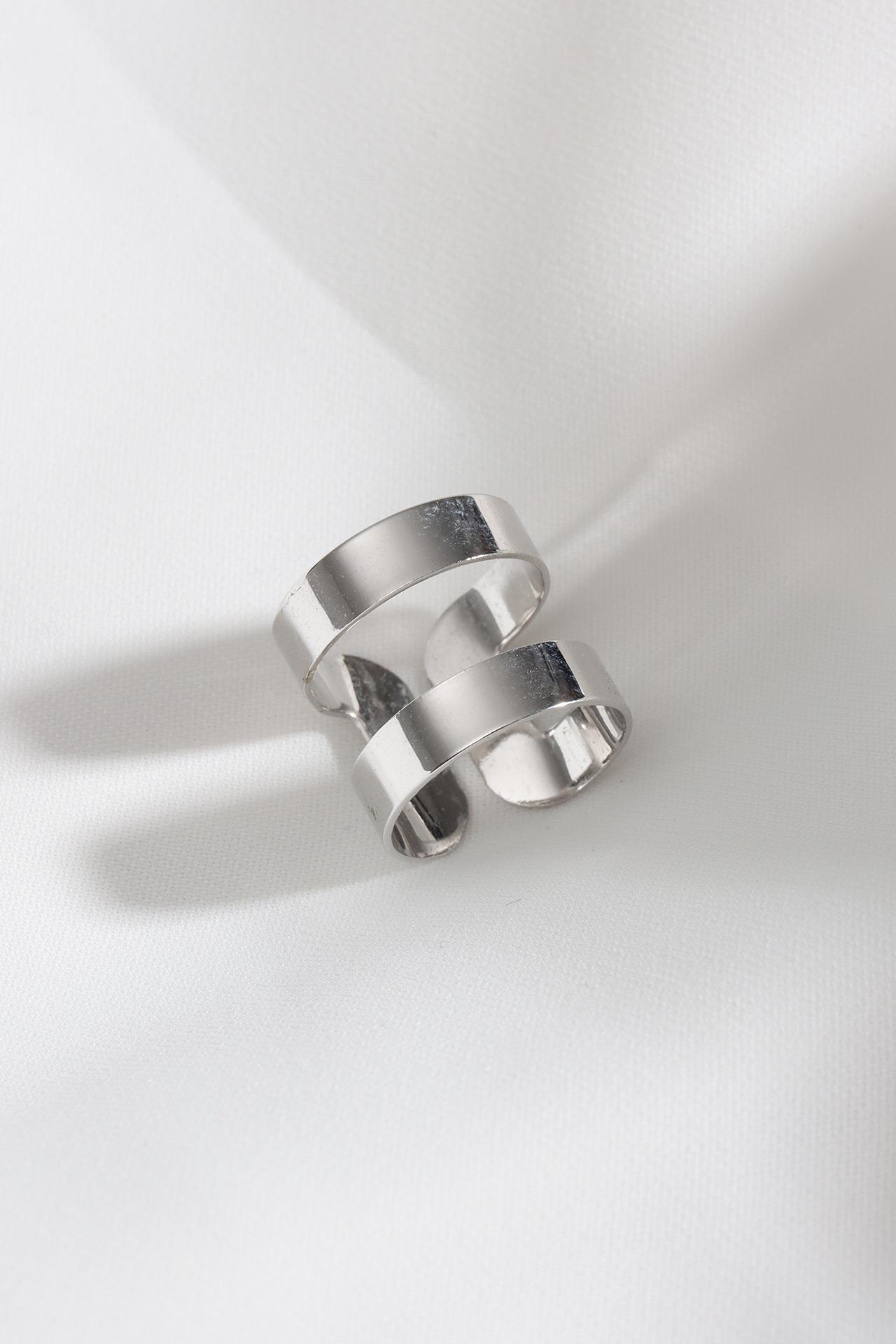 

Кольцо серебряного цвета