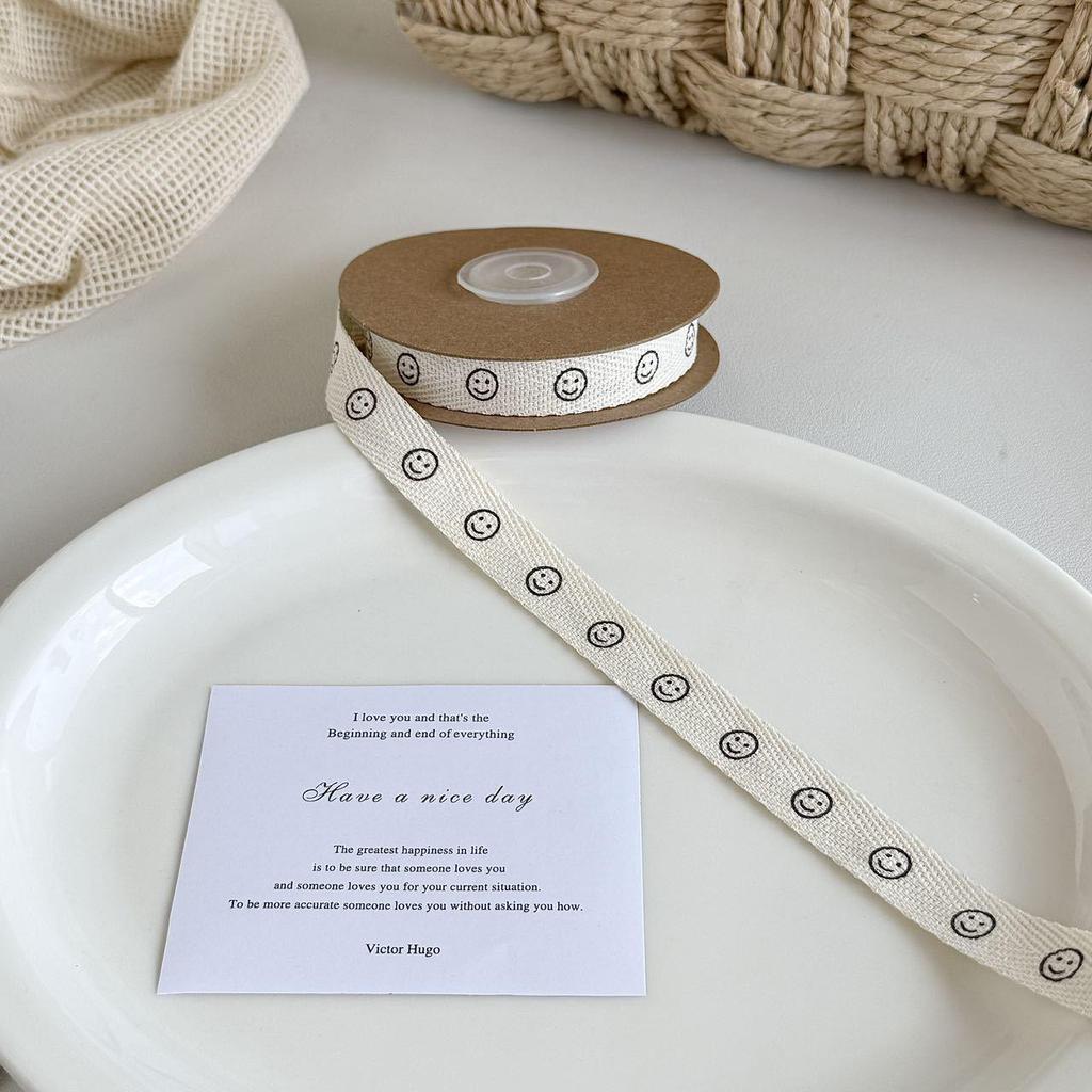 1,5 cm Fiskbensbomullsband med Födelsedagsbokstav & Smiley-ansiktsdesign - Ren Blekt Naturvit Bomullsväv