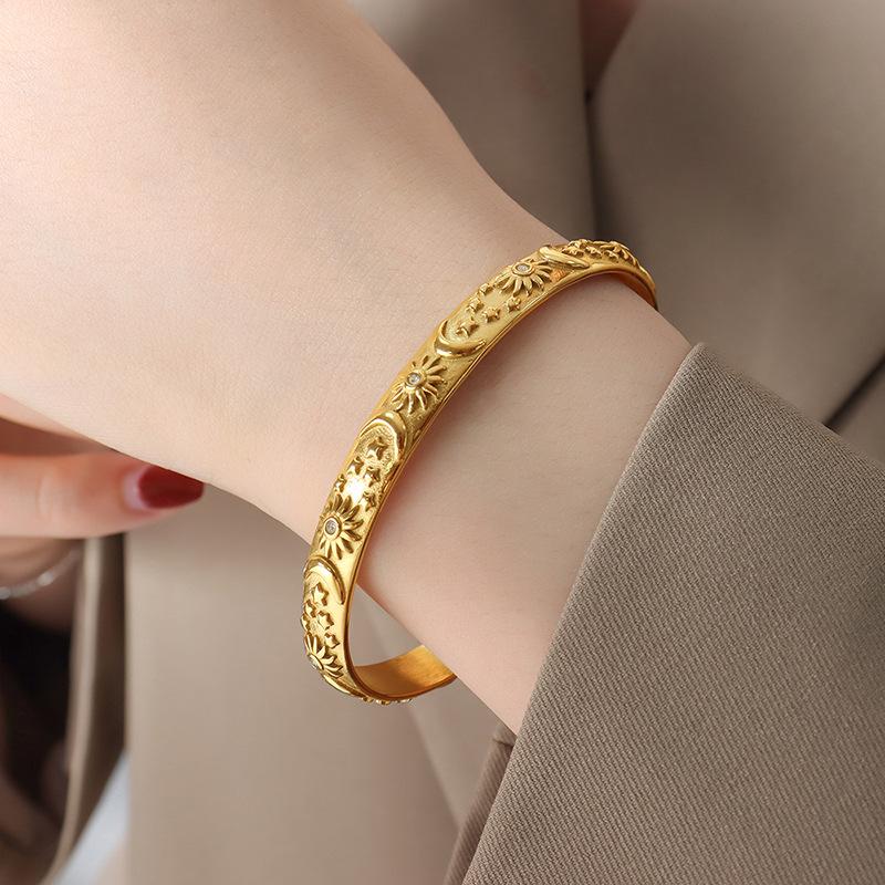 French Court Style Does Not Fade, Elegant Temperament Style, Niche Fashion Bracelet Relief Three-dimensional Earring Set
