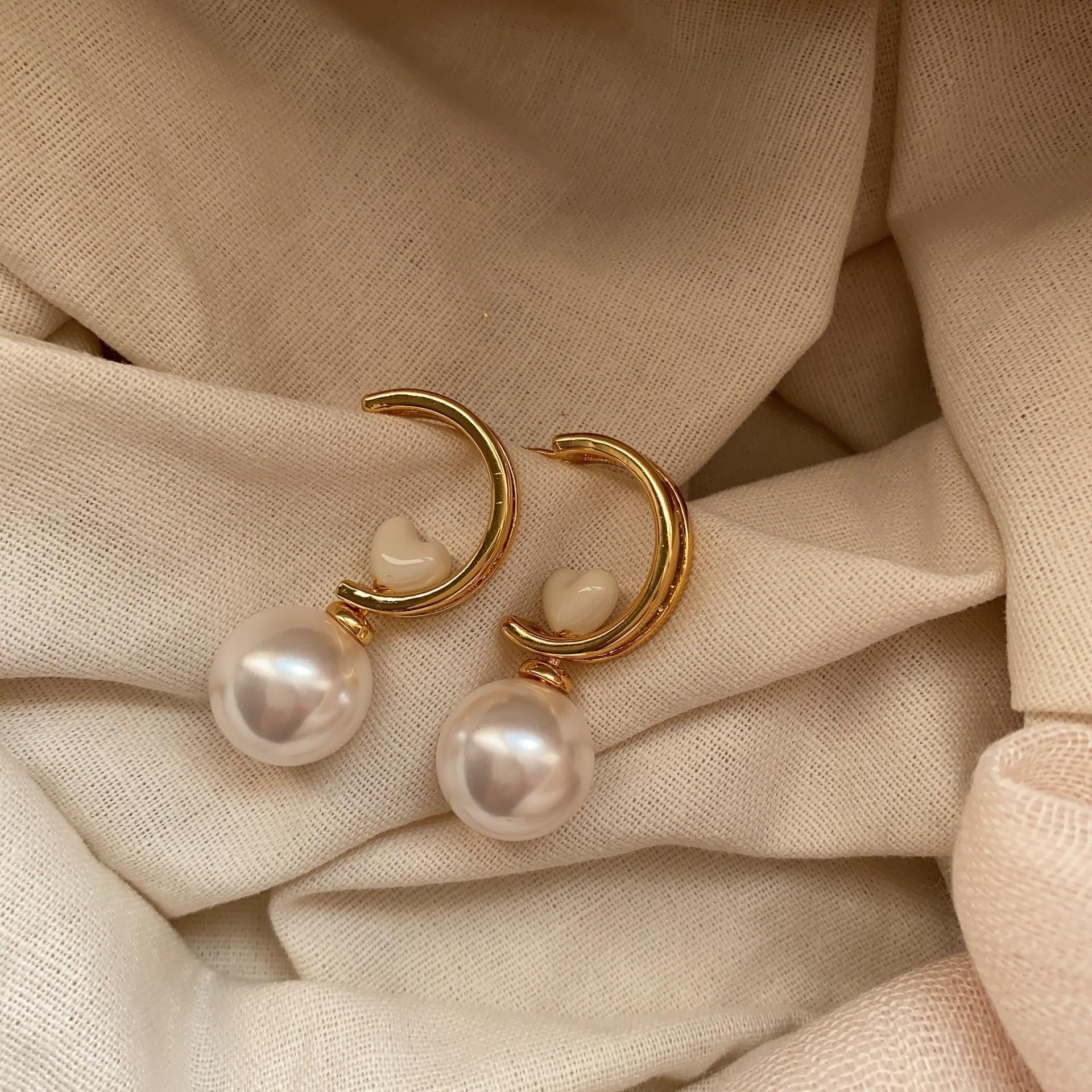 

Pearl French love stud earrings c-shaped elegant light luxury high-end temperament lady retro temperament niche ear jewelry