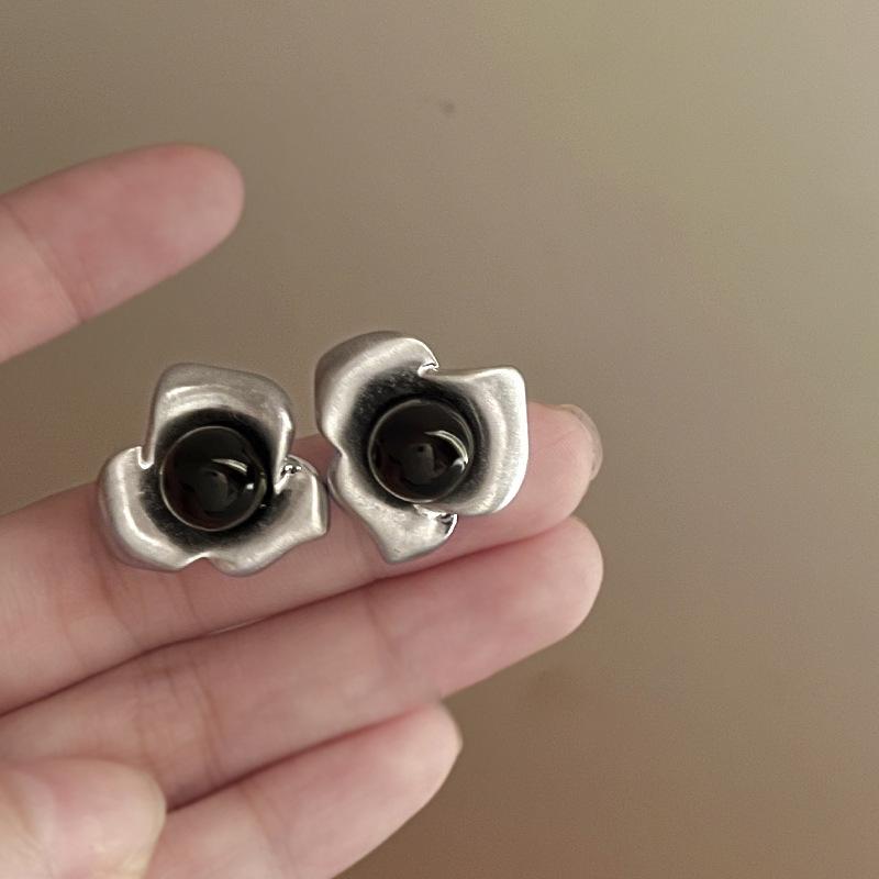 

Women s Retro Flower Earrings: Elegant, Lightweight, Versatile Spring/Summer Studs with Silver Needle.