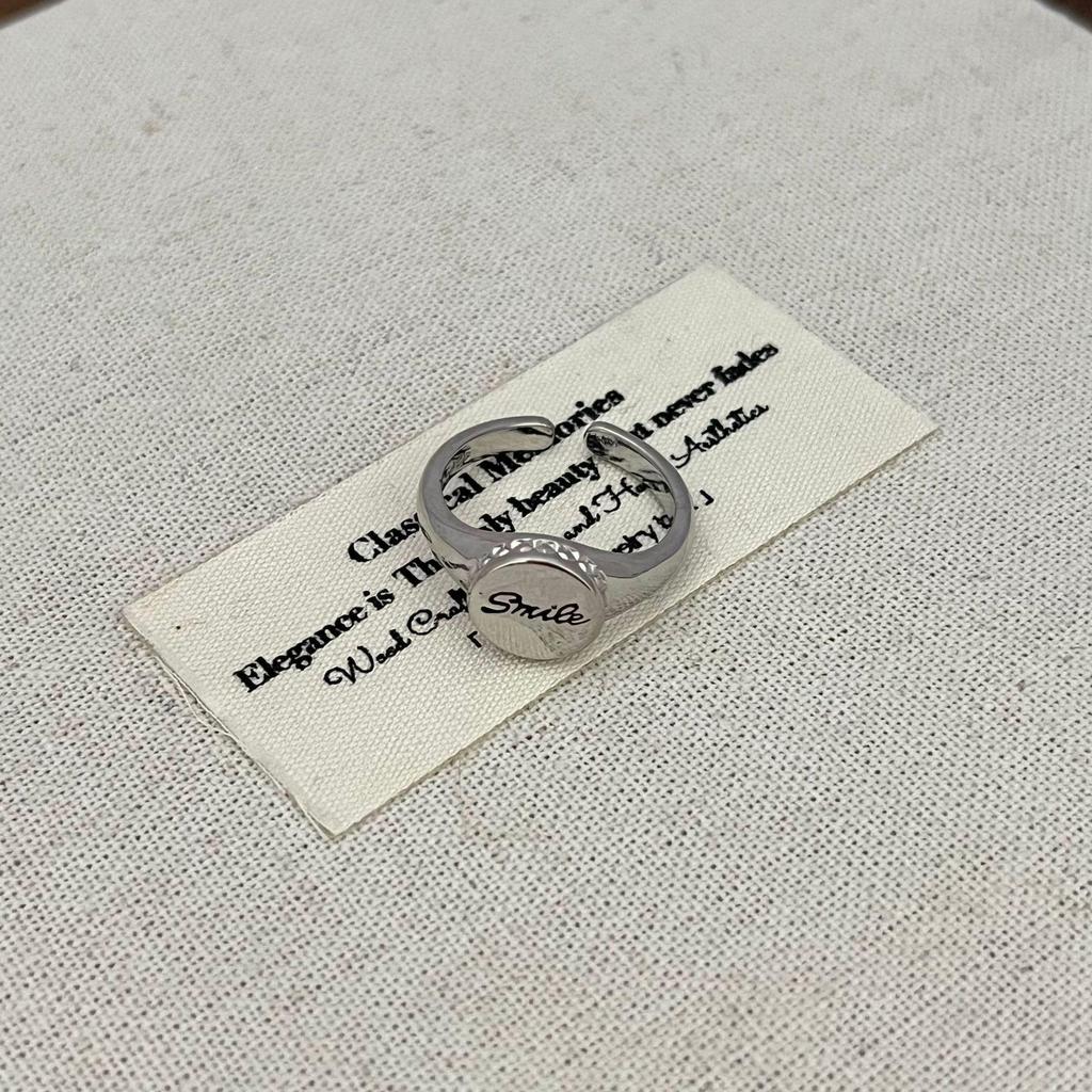 Exquisite Simple Smile Engraved Oval Open Ring – Versatile High-End Everyday Accessory