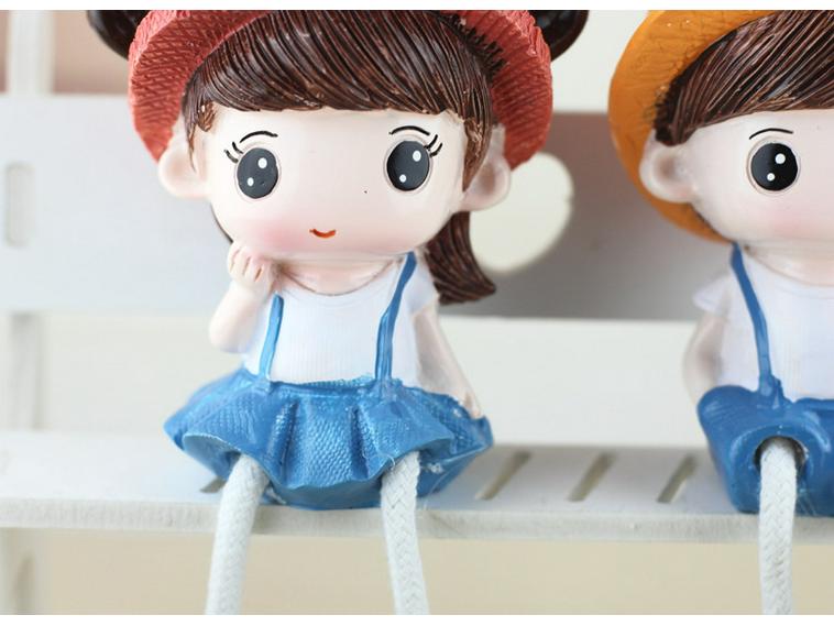 Glückliche vierköpfige Familie Harz Hängebeine Puppen Ornamente für Heimdekoration