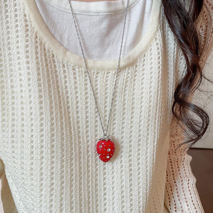 שרשרת בוהמית וינטג' עם גדילים לקפה, תליון פרפר אתני, שרשרת סוודר 2025.