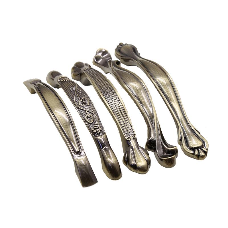 European Style Antique Bronze Pull Handle for Kitchen Cabinets, Wardrobes, and Drawers - Classic Retro Zinc Alloy Design.