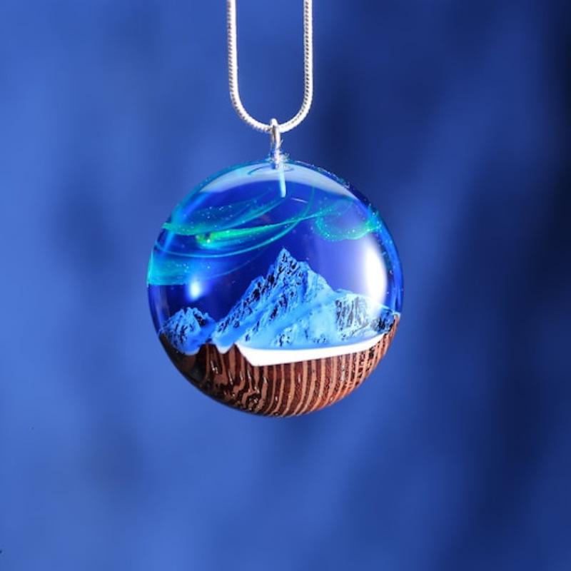 JMXD-Schneeberg-Aurora Harz Leuchtender Anhänger Leuchtendes Halsband Personalisiert Handgefertigt Paar Geburtstagsgeschenk für Männer und Frauen