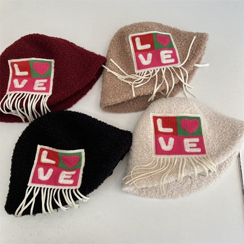 

New autumn and winter hand hook contrasting letters fringed plush bucket hat women s niche ear protection show face small bucket hat M（56-58cm） червоний