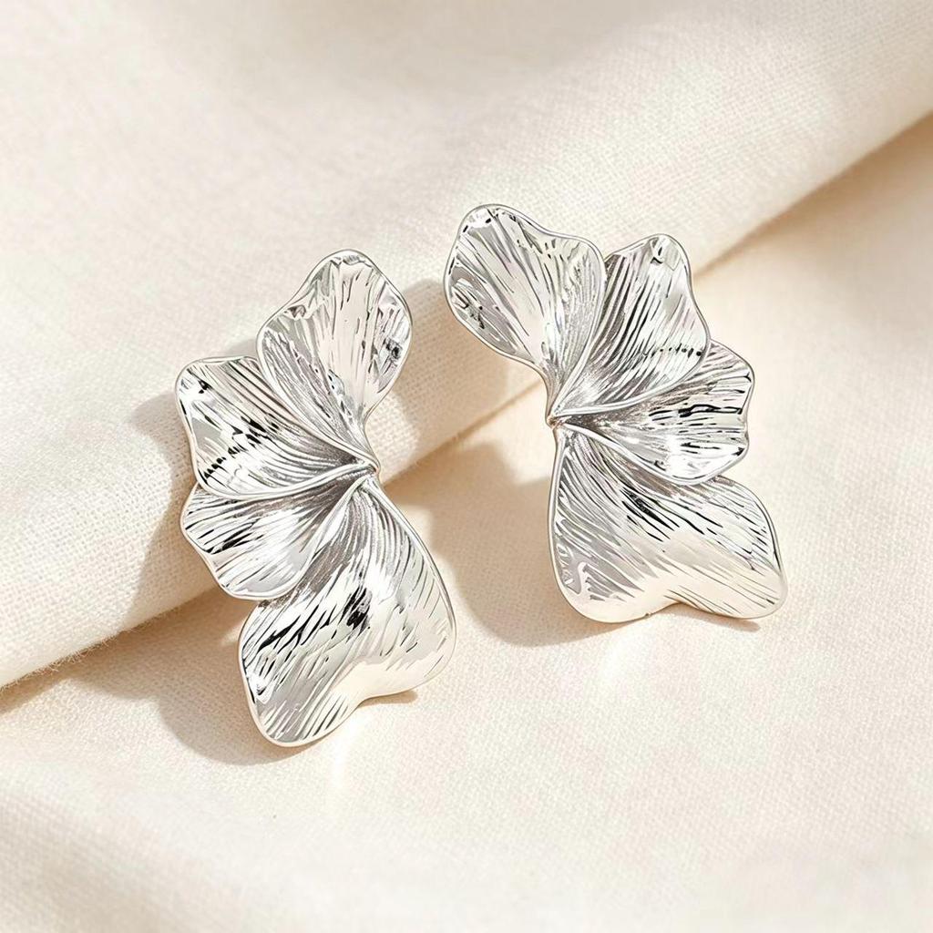 Exaggerated Floral Stud Earrings: Elegant 3D Metal Design, European & American Style, Chic & Luxurious for Women