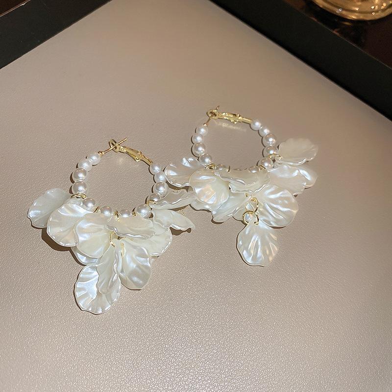 European and American pearl petal fringed earrings light luxury high-end stud earrings temperament versatile earrings design sense niche