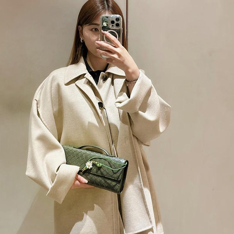 Cross-border new handwoven bag, daisy high-end lock, baguette bag, hand-held dinner bag, portable messenger women's bag