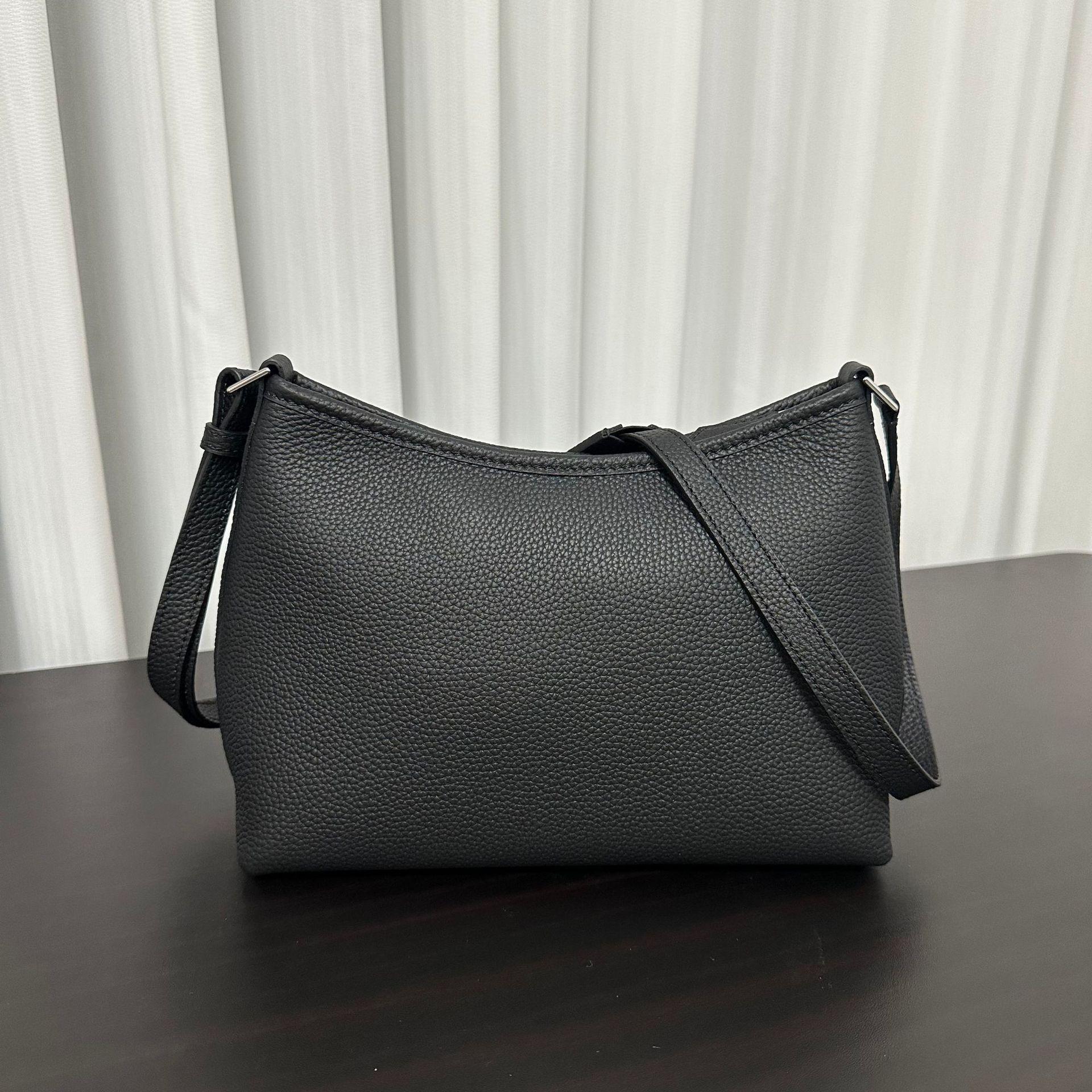 

2025 Новая сумка-ланч-бокс Niche Underarm на одно плечо через плечо Большая вместимость дорожная кожаная женская сумка Простой верхний слой из коровьей кожи 24x18x10.5cm чёрный