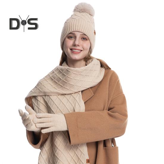 

3 шт./компл. Зимняя шапка, шарф, перчатки, комплект, женская плюшевая шапка-бини с декором в виде мяча, вязаный длинный шарф, перчатки для сенсорного экрана, комплект, ромбовидная текстура, плюшевая подкладка, теплый комплект бежевый