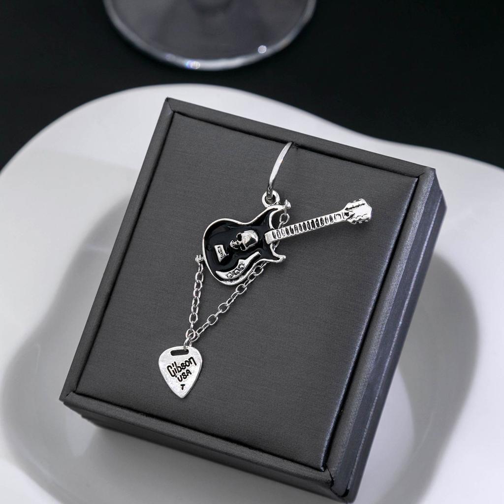 Personalized Y2K Black Guitar Chain Earrings, Sweet And Cool Peach Heart Pendant Earrings, Premium Earrings.