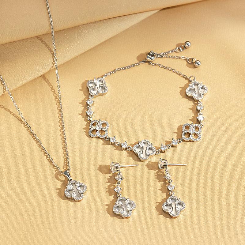 Four-leaf Clover Necklace Earrings Bracelet and Jewelry Set Made of Natural Seashells Sparkling and Luxurious