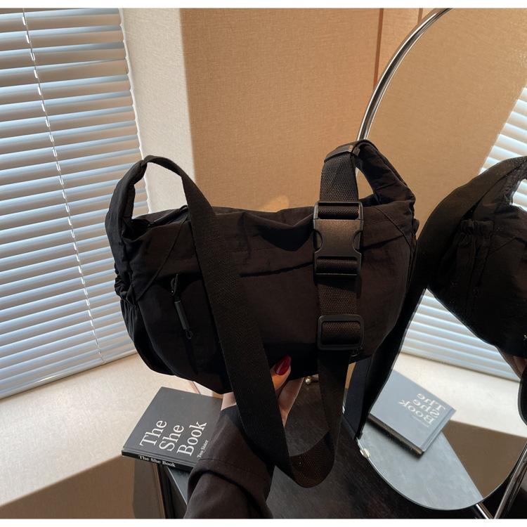 New underarm shoulder messenger bag women's leisure travel small backpack large capacity lightweight women's bag simple