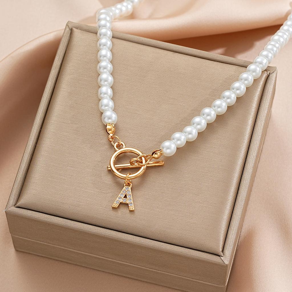 Hot-selling pearl chain OT buckle necklace, diamond-set 26-letter pendant, collarbone chain, name necklace.