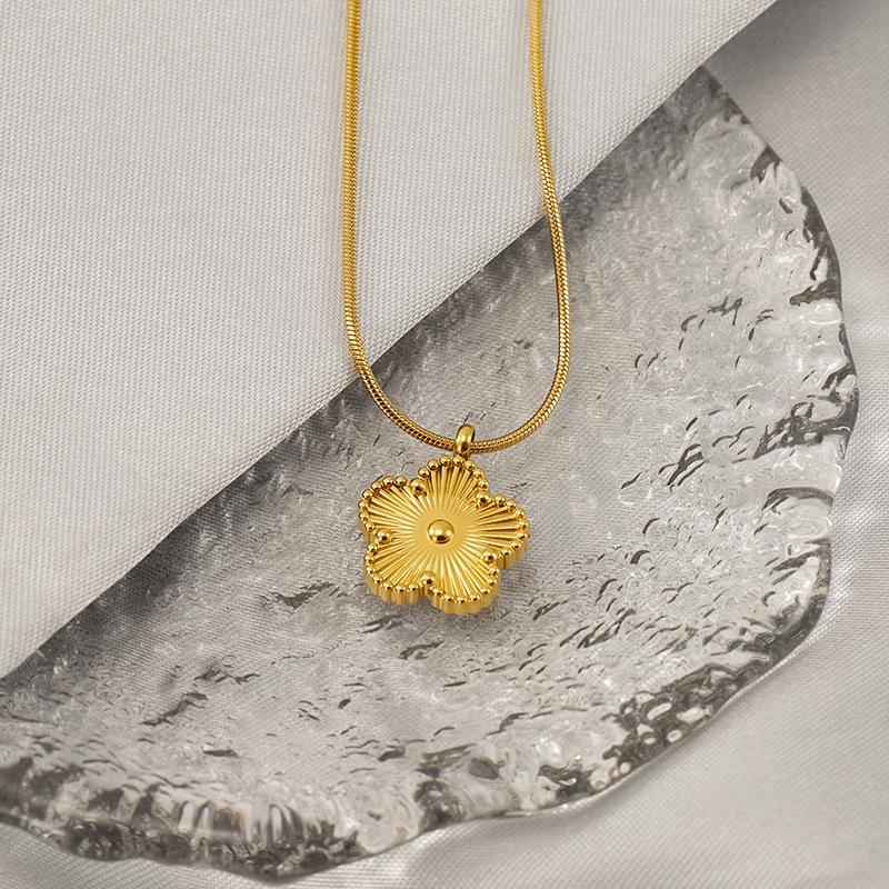 Stainless steel five-leaf clover 18K letter necklace high sense 26 shell letter pendant jewelry