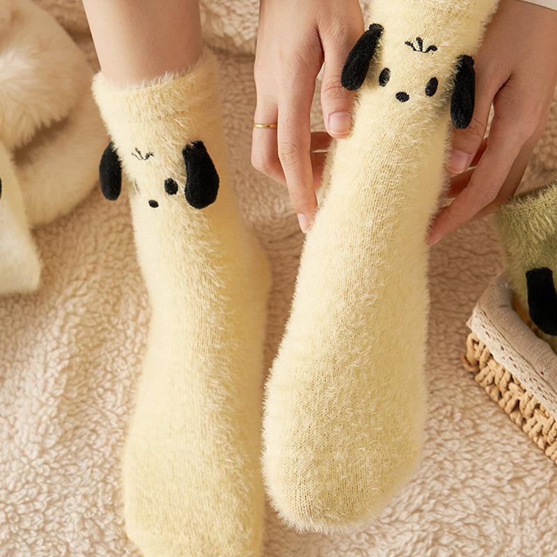 1 Paar Korallen samtige niedliche Plüsch Herbst Winter Bodensocken Bequeme Cartoon Hunde Flauschige Fuzzy Nerz Socken