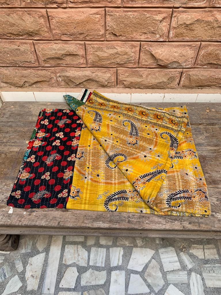 Handgefertigte Kantha-Steppdecke: Florale Vintage Sari Tagesdecke