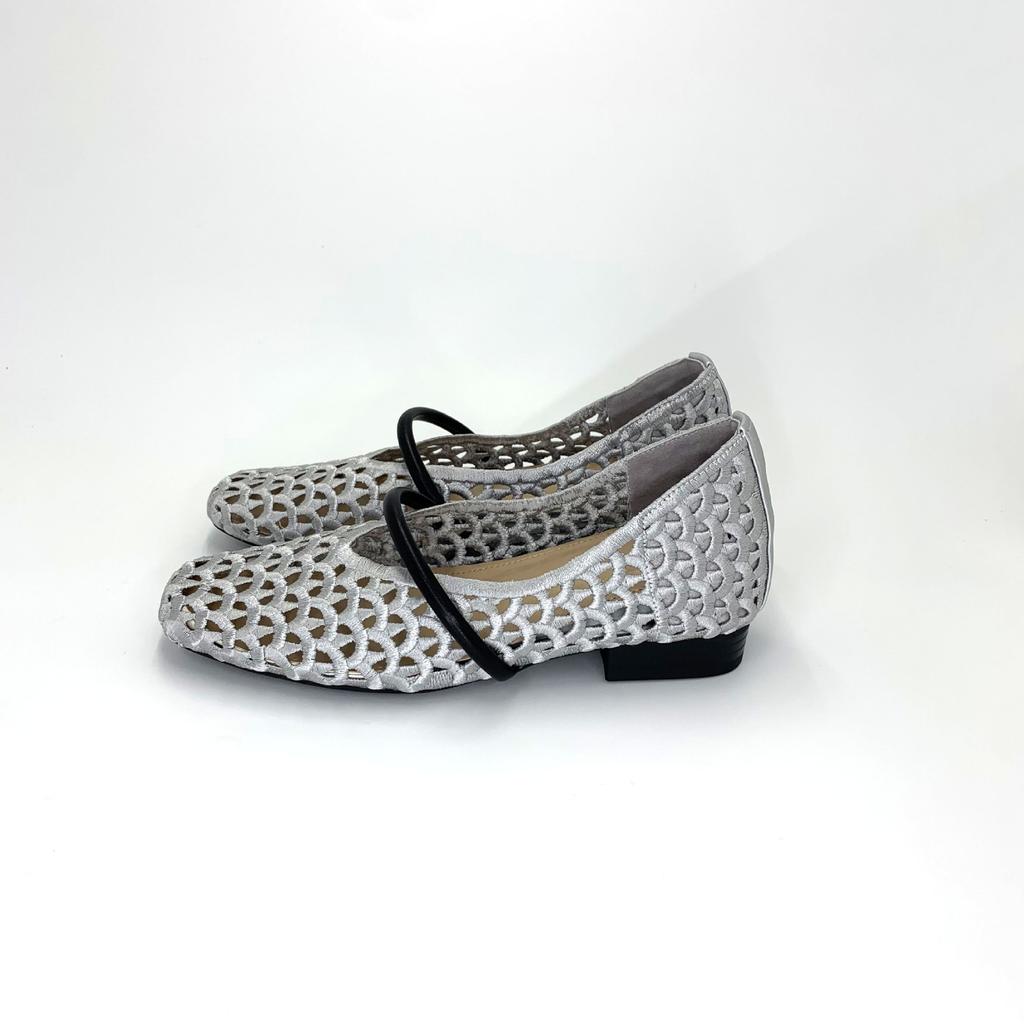 Spot second hair! Inner heightening women's shoes summer French hollow mesh beautiful small single shoes small black thick heel