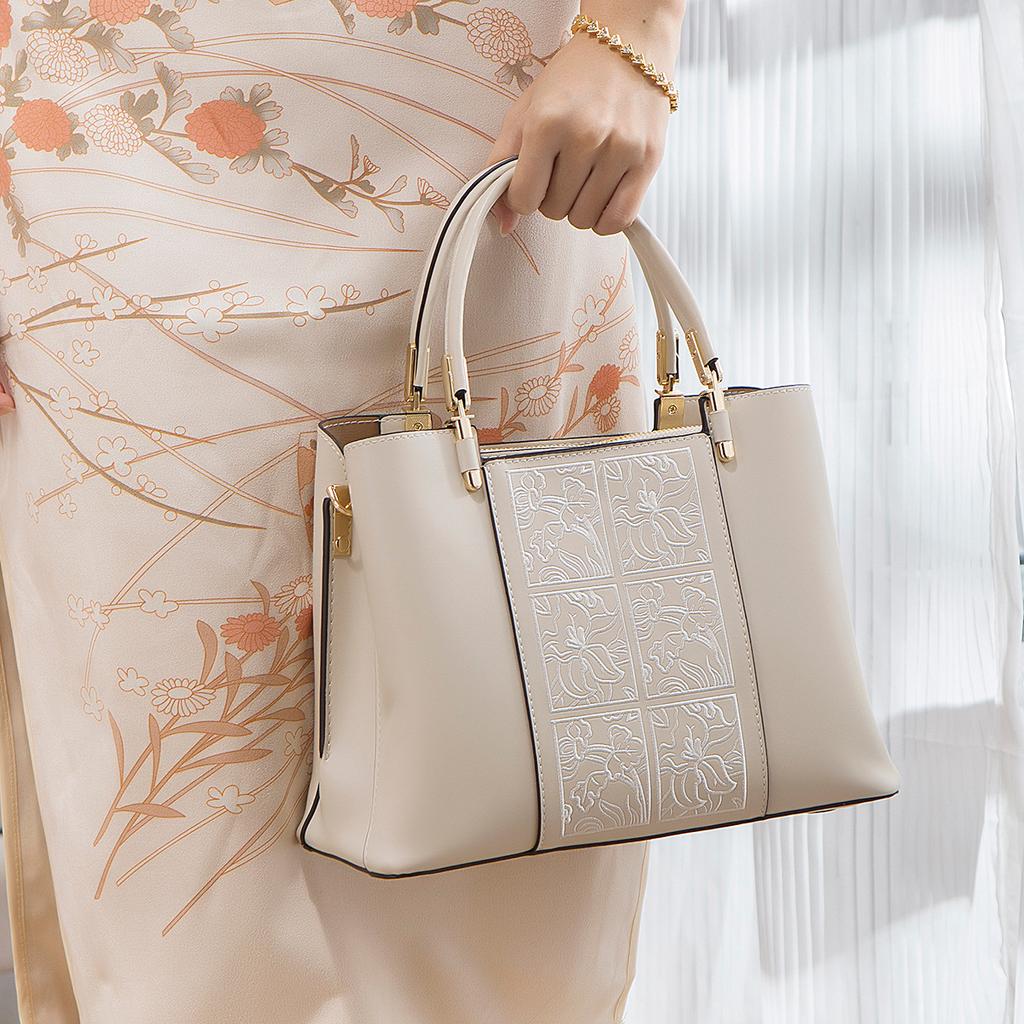 A stylish 2024 new model Chinese-style embroidered large-capacity handbag and crossbody bag for mom, a high-end bag for middle-aged women