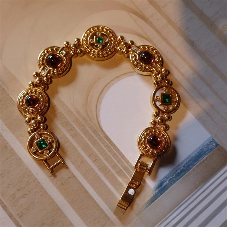 

A vintage palace style glazed brass hollowed out colored glazed necklace with collarbone chain suitable for wearing at parties, festivals, etc